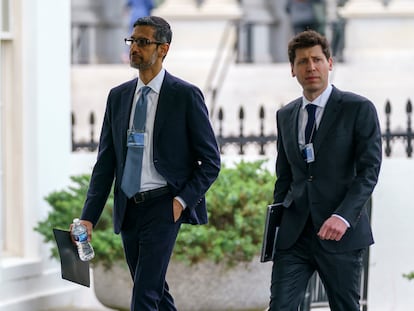 Sundar Pichai (izquierda), responsable de Alphabet, empresa matriz de Google, y Sam Altman, de OpenAI, llegan a la Casa Blanca este jueves.