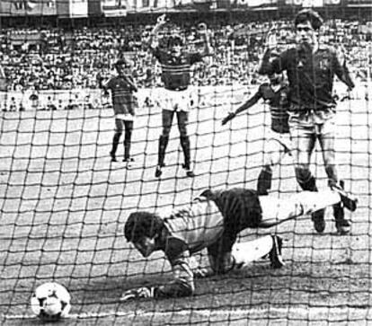 Arconada observa con desesperación cómo el balón se le escapa y traspasa la línea en la final del Europeo 84.