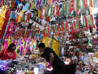 Compradores en el mercado de Jamaica, en Ciudad de México.