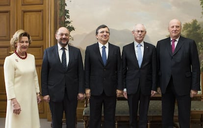 La reina Sonia de Noruega posa junto al presidente de la Eurocámara, el alemán Martin Schulz, el presidente de la Comisión Europea, el portugués José Manuel Barroso, el presidente del Consejo Europeo, Herman Van Rompuy, y el rey noruego Harald en el Palacio Real previo a la ceremonia de los Premios Nobel 2012 celebrados en Oslo, Noruega.