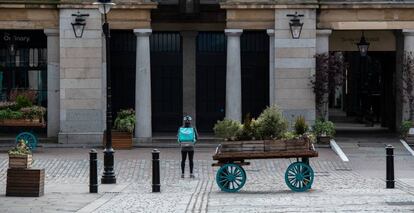 Un repartidor de Deliveroo, ante el mercado cerrado de Covent Garden, Londres. 