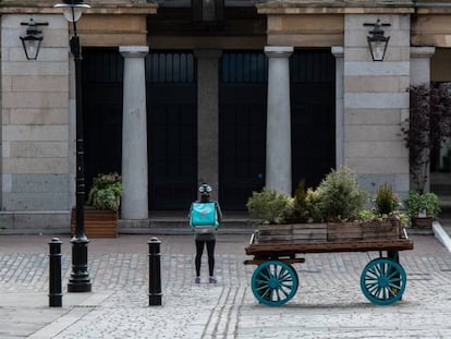 Un repartidor de Deliveroo, ante el mercado cerrado de Covent Garden, Londres. 