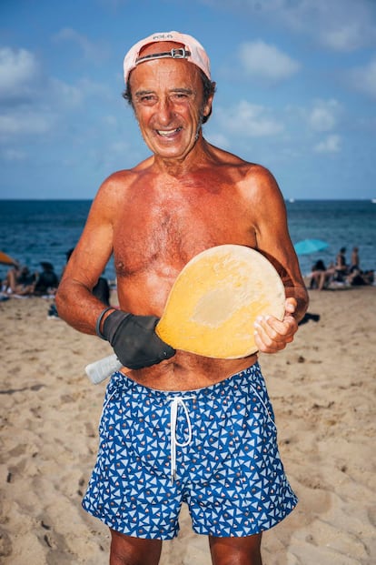 Javier Ceballos, jugador del juego de palas, fotografiado en la playa de El Camello, en Santander.  

