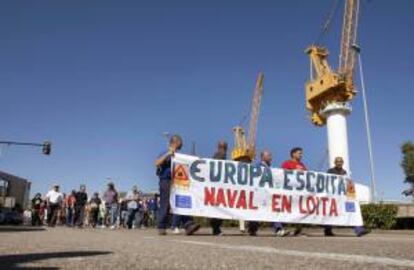 Los trabajadores del naval gallego durante la convocatoria de huelga de ayer en el sector.