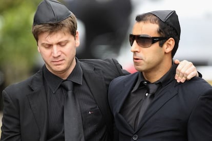 El humorista brasileño Daniel Zukerman y el productor André Machado en el funeral de Amy Winehouse.