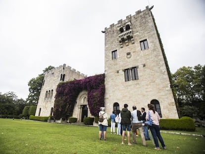 Visitantes del pazo de Meirás, bajo la Torre de la Quimera en la que Pardo Bazán guardaba su biblioteca.