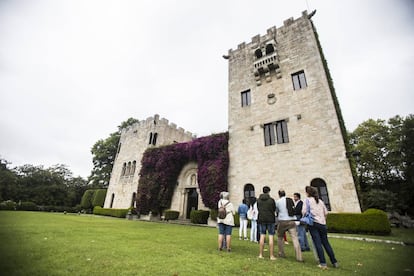 Visitantes del pazo de Meirás, bajo la Torre de la Quimera en la que Pardo Bazán guardaba su biblioteca.