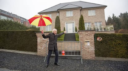 Boadella junto a la casa de Puigdemont, este jueves.