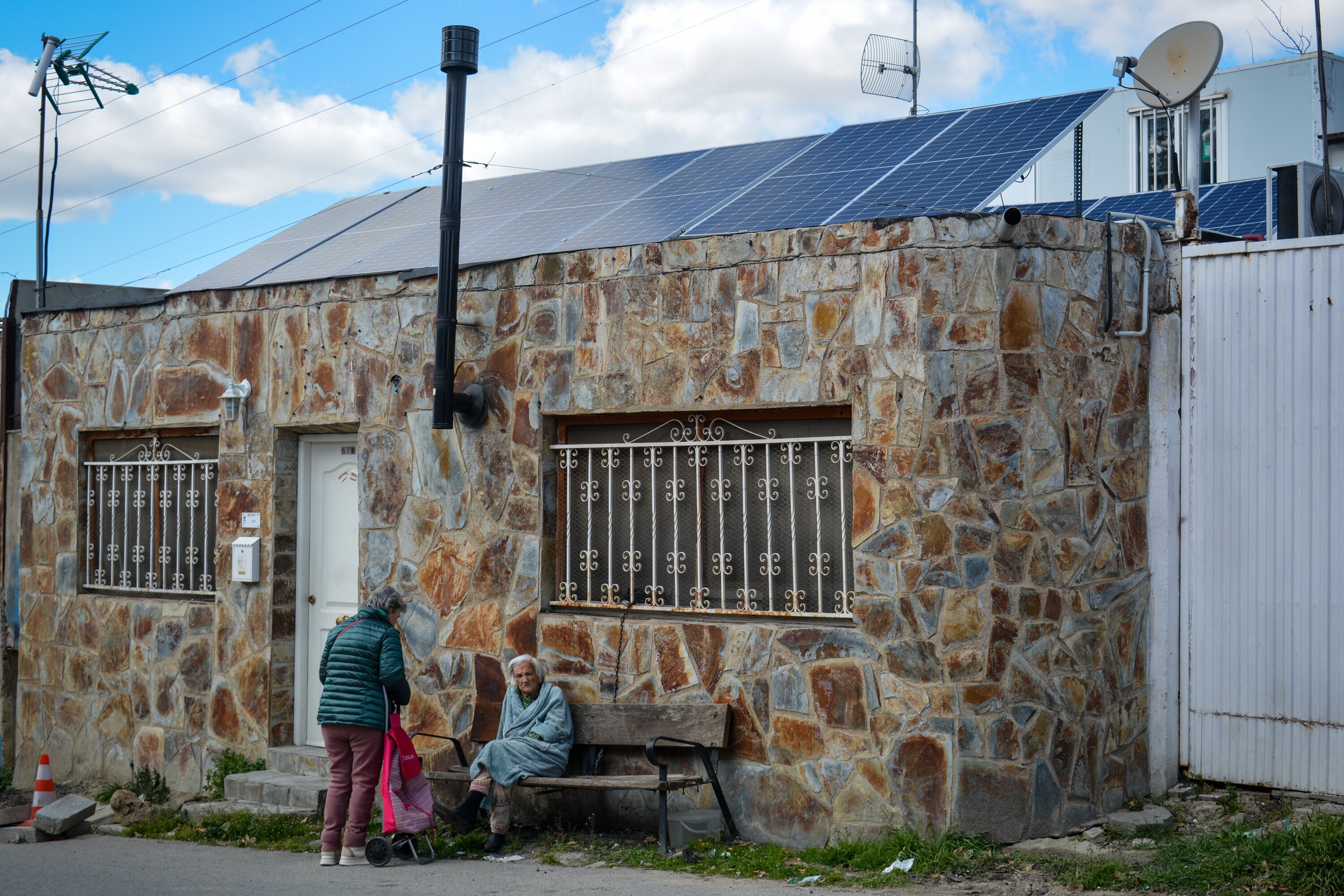 Dos vecinas del sector cinco de la Cañada Real que viven allí hace más de 30 años.