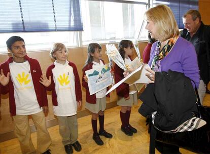 Un grupo de niños han retratado a los miembros de la comisión y les han obsequiado con los dibujos como parte de una calurosa bienvenida.