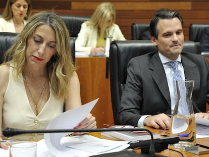 María Guardiola, el pasado martes en la Asamblea de Extremadura, junto al secretario general del PP en la región, Abel Bautista.