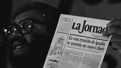Miguel Ángel Granado Chapa, en una imagen del día 29 de febrero de 1984 en el hotel de México, presentando el proyecto de lo que sería La Jornada.