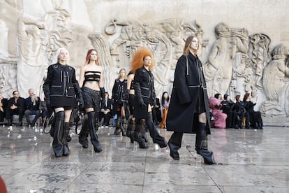 Amigos de la casa y estudiantes de moda desfilando para Rick Owens en el Palais de Tokio.