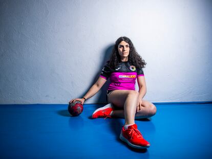 Sandra Jiménez, primera jugadora trans federada en balonmano, en el centro deportivo madrileño, donde entrena con su club GMadrid Sports, el 22 de marzo.
