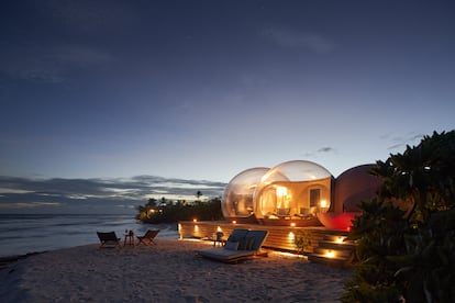 En Finohlu, Maldivas, está la Beach Bubble, una 'suite' burbuja transparente situada en la playa.