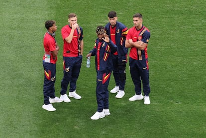 Los jugadores de la selección española charlan en los prolegómenos del partido. 
