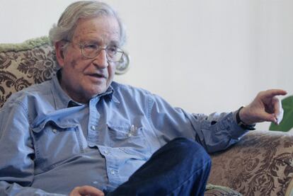 Noam Chomsky en un encuentro con periodistas en Jordania