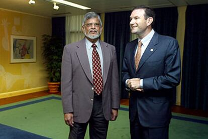 Arun Gandhi, durante la entrevista que mantuvo ayer con el <i>lehendakari</i> Ibarretxe.