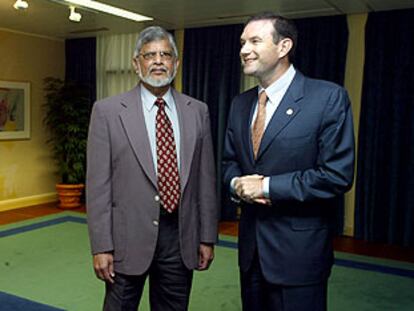 Arun Gandhi, durante la entrevista que mantuvo ayer con el <i>lehendakari</i> Ibarretxe.