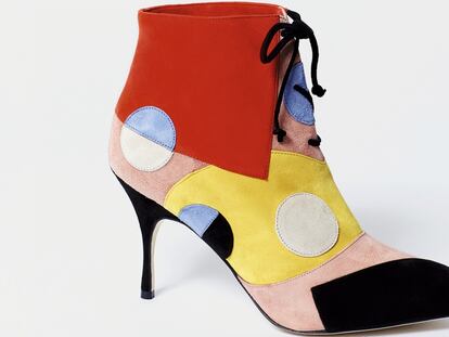Juego de geometrías a base de triángulos, círculos y cuadrados para este botín en ante de Manolo Blahnik.