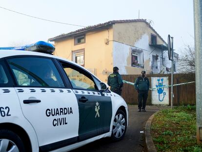 Agentes de Guardia Civil en la vivienda donde residían Eva Jaular y su hija de 11 meses, asesinadas el 17 de diciembre en Liaño de Villaescusa, Cantabria.