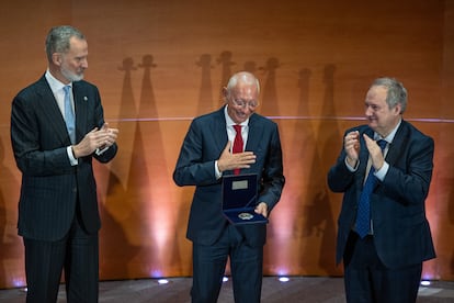 Desde la izquierda, el rey Felipe VI, el presidente y fundador de Mango, Isak Andic, y el ministro de Industria y Turismo, Jordi Hereu, durante el acto de entrega del VIII Premio Reino de España a la Trayectoria Empresarial, en Barcelona el 18 de marzo de 2024.