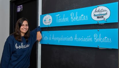 Esperanza Vera Ortiz, presidenta de la asociación Bokatas, en la sede del barrio de La Guindalera.