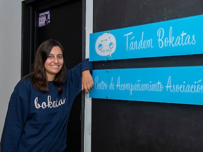 Esperanza Vera Ortiz, presidenta de la asociación Bokatas, en la sede del barrio de La Guindalera.