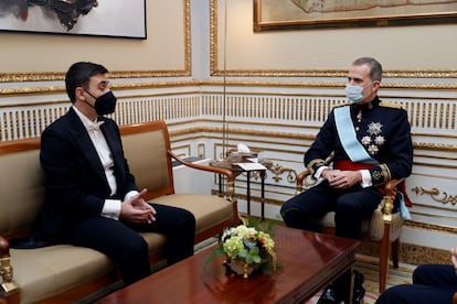 
Seis nuevos embajadores en España presentaron este jueves sus cartas credenciales ante el rey Felipe VI en una ceremonia en el Palacio Real de Madrid. En la imagen, el Rey con el embajador de la República de Armenia, Sos Avestyan.