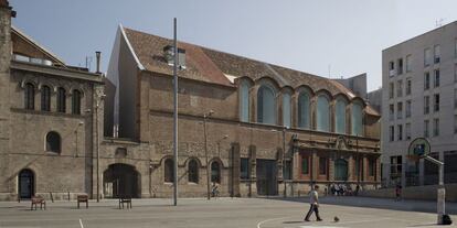 Rehabilitación del antiguo teatro del Centro Cultural Contemporáneo de Barcelona (CCCB), a cargo de los arquitectos José Antonio Martínez Lapeña y Elías Torres Tur. El comentario del jurado: "Eficiente recuperación de la funcionalidad para la entidad que lo programa mediante un lenguaje claro, cultivado, meticuloso en los detalles y casi dogmáticamente blanco, abierto a cualquier nueva interpretación".