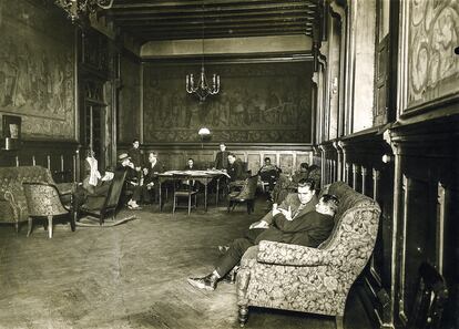 Imagen histórica de la sala de los periódicos, punto de encuentro del Ateneo de antaño.
