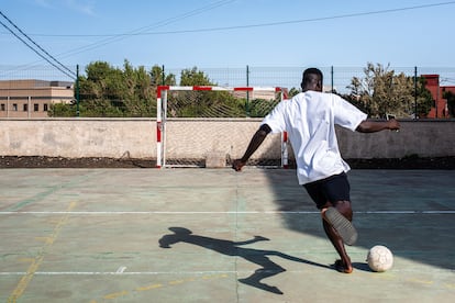 Mass, un adolescente senegalés, en el centro de menores de El Hierro. 