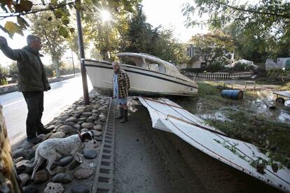 Un barco encallado en un jardín de la ciudad de Biot. Según los servicios meteorológicos, en menos de tres horas cayeron en la zona casi 200 litros por metro cuadrado, el equivalente al 10 % de la lluvia que recibe esta zona costera francesa en todo un año.