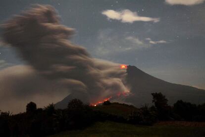 Erupción volcánica del Monte Sinabung cerca de Karo al norte de Sumatra (Indonesia).