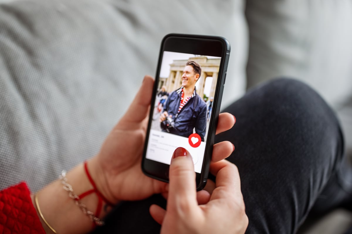 Por qué todos nos parecemos en el perfil de Tinder: “Los usuarios prefieren resultar deseables a auténticos”