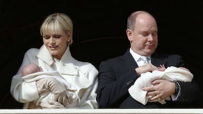 El príncipe Alberto y su esposa, Charlene muestran a sus hijos, Jaime y Gabriela, durante su presentación oficial en el balcón del palacio del Principado.