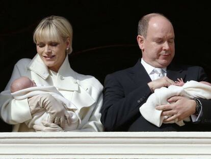 El príncipe Alberto y su esposa, Charlene muestran a sus hijos, Jaime y Gabriela, durante su presentación oficial en el balcón del palacio del Principado.