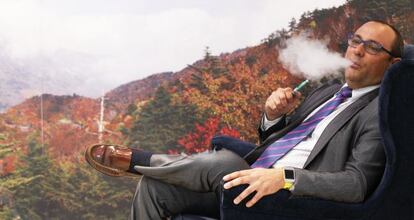 Muñoz vapea en una tienda de cigarrillos electrónicos. Está permitido.