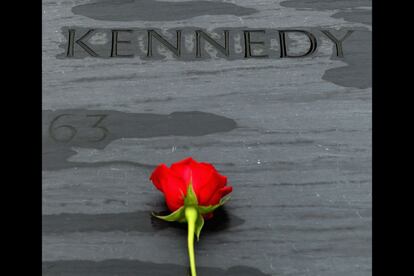 Cementerio de Arlington, EEUU, 22 de noviembre de 2013. EE UU rinde homenaje a Kennedy en el 50 aniversario de su asesinato. En Dallas, la ciudad tejana que vio morir al expresidente, y en Arlington (Virigina), donde se encuentra la tumba de JFK, diversos actos recordaron al presidente más famoso y querido de los estadounidenses, sobre cuya muerte siguen siendo mayoritarias las teorías conspirativas.