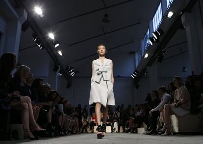 La colección de Sportmax, presentada durante la semana de la moda de Milán, estudia las posibilidades de la tecnología sobre tejidos naturales