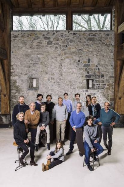 Parte de la familia Chillida posa para 'El País Semanal' en el interior del caserío Zabalaga, del siglo XVI, alma de Chilida Leku.