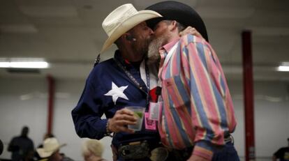 Gordon Satterly (izquierda), de 61 años, besa a su marido, Richard Brand, de 53, durante el Internacional Rodeo Gay, en Arkansas (EE UU).