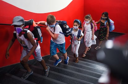 Los alumnos suben las escaleras en la escuela de Petri, en Dortmund. Las autoridades de Renania del Norte-Westfalia, donde se ubica esta ciudad, son las únicas de Alemania que han decretado la obligatoriedad de la mascarilla en la escuela.