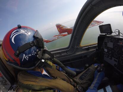 Los aviones de la Patrulla Águila despegan, vuelan y aterrizan en formación, y realizan acrobacias tan complejas y arriesgadas como el looping invertido. En la imagen, momento de un vuelo entre la base de San Javier, en Murcia, y la de Getafe, en Madrid.