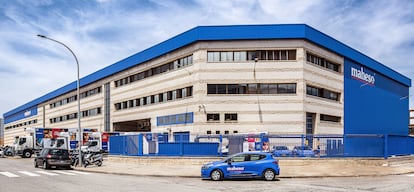 Exterior de la fábrica del Grupo Maheso en Montcada i Reixac (Barcelona).