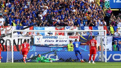 Mbappé marca de penalti este martes durante el partido entre Francia y Polonia en Dortmund.