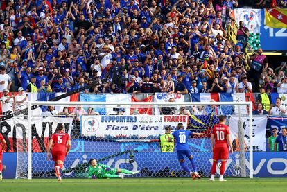 Mbappé marca de penalti este martes durante el partido entre Francia y Polonia en Dortmund.