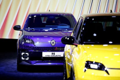 Un Renault R5 eléctrico expuesto en el stand de la marca francesa en el Salón del Automóvil de París 2024.