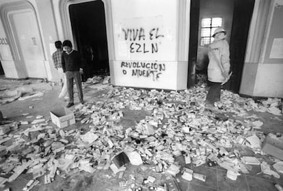 Toma del palacio municipal de San Cristóbal de las Casas, Chiapas por el EZLN, el 2 de enero de 1994.
