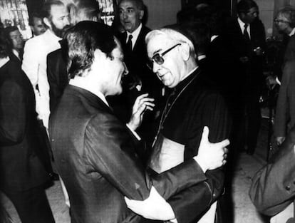 El presidente del Gobierno, Adolfo Suárez, y el cardenal Vicente Enrique y Tarancón se saludan en junio de 1979.